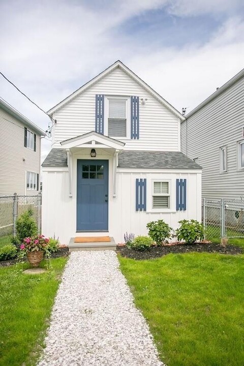 67 Cedar Ave in Portsmouth, RI - Building Photo
