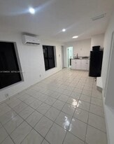 6561 SW 18th St in Miami, FL - Building Photo