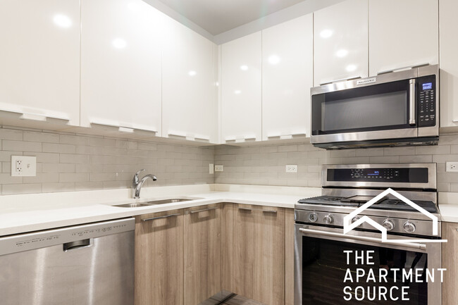 930 W Dakin St, Unit 205 in Chicago, IL - Building Photo - Building Photo