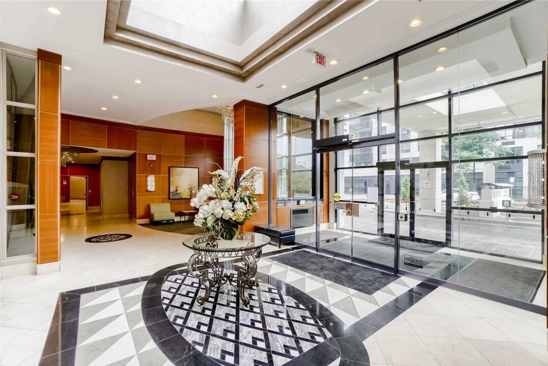 153 Beecroft Rd in Toronto, ON - Building Photo