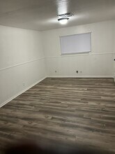802 W 2nd St, Unit Apt D in Brenham, TX - Foto de edificio - Building Photo