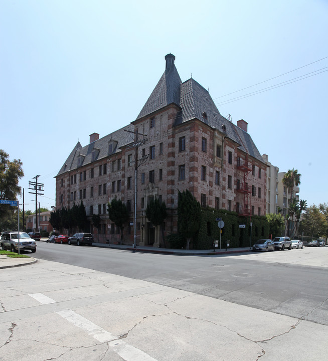 Chateau Du-Val Apartments in Los Angeles, CA - Building Photo