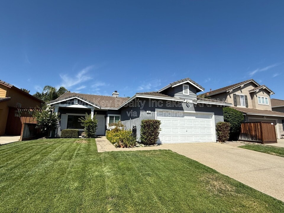 885 Tom Fowler Dr in Tracy, CA - Building Photo
