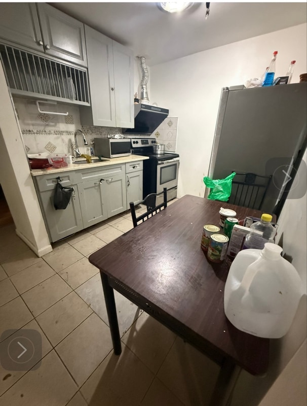 42-12 108th St in Queens, NY - Foto de edificio - Building Photo