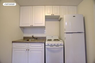 304 W 30th St in New York, NY - Building Photo - Building Photo