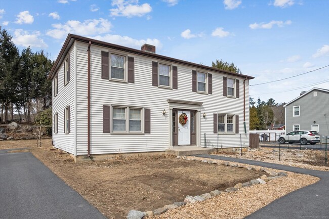 11 Loomis Heights in New Hartford, CT - Foto de edificio - Building Photo