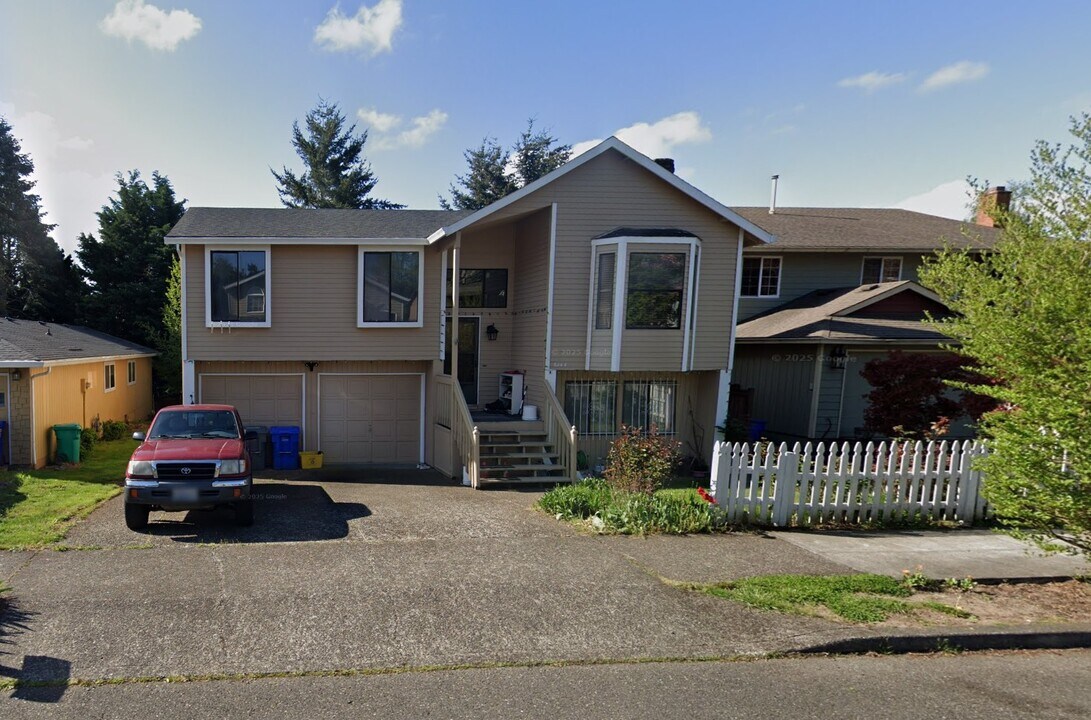 6144 SE Sherman St in Portland, OR - Foto de edificio