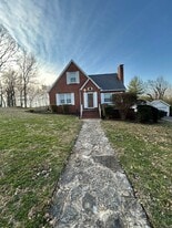 1148 Lake Dr in Dandridge, TN - Building Photo