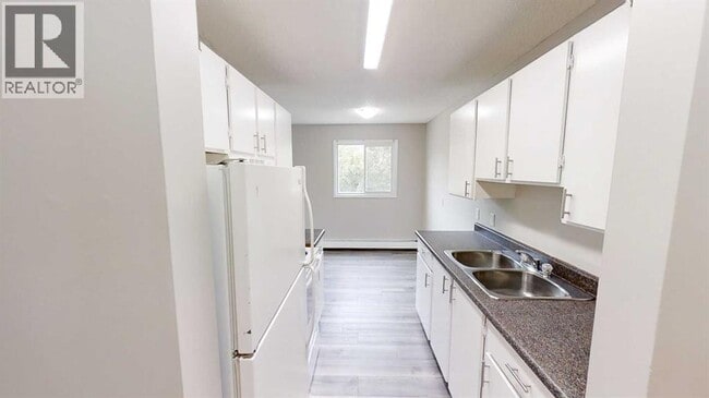 10028-10105 105 Ave in Grande Prairie, AB - Building Photo - Building Photo