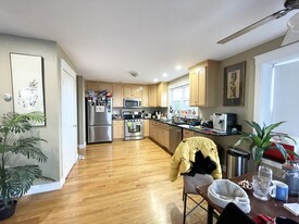 25 Iroquois St, Unit 1 Apartamentos