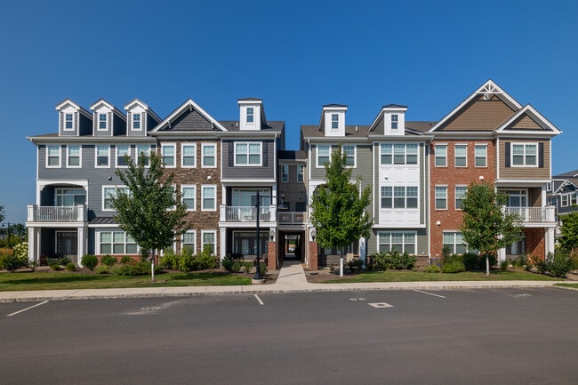Ewing Town Center Apartments in Ewing, NJ - Foto de edificio - Building Photo