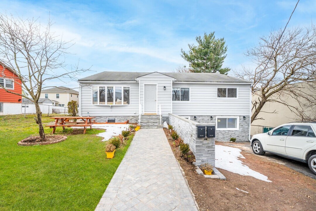 25 Helen St in Secaucus, NJ - Building Photo