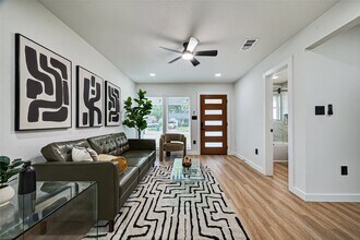 7131 Mobud Dr in Houston, TX - Building Photo - Building Photo