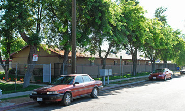 Dennett Gardens Apartments in Fresno, CA - Foto de edificio - Building Photo