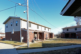 Oakwood Estates in Alton, IL - Building Photo - Building Photo