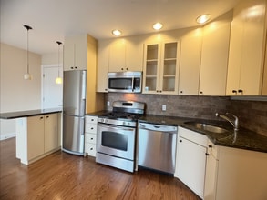 2821 36th St, Unit 4 in Astoria, NY - Foto de edificio - Building Photo