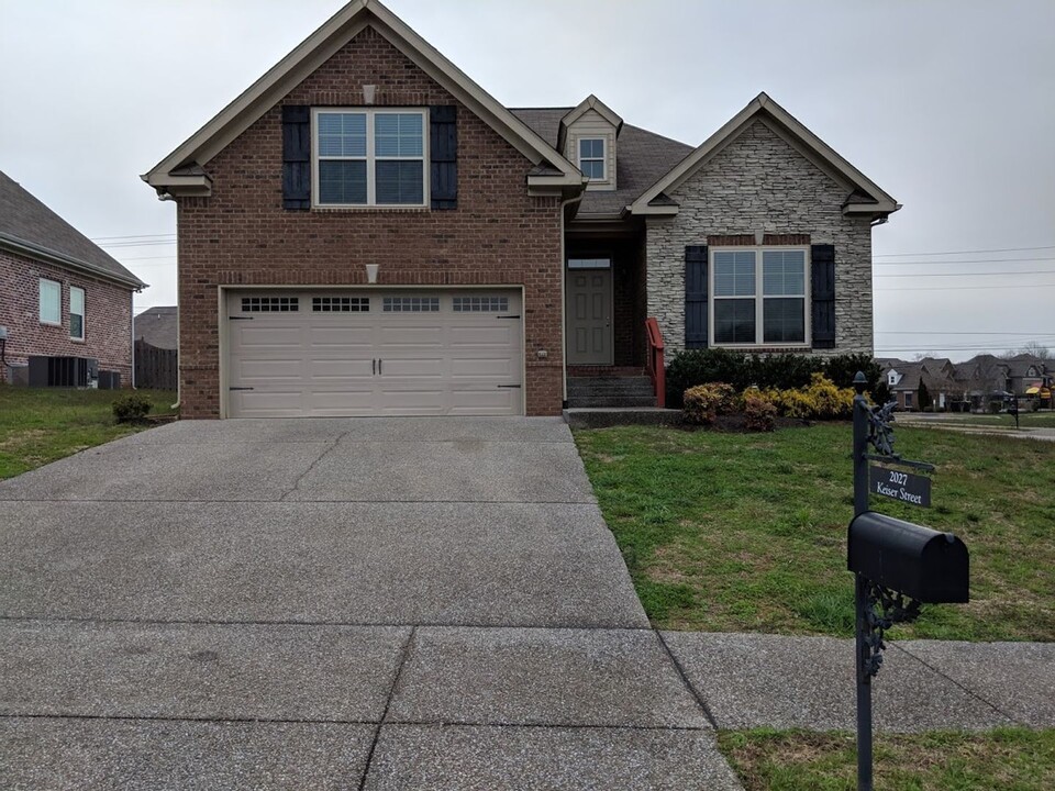 2027 Keiser St in Spring Hill, TN - Foto de edificio