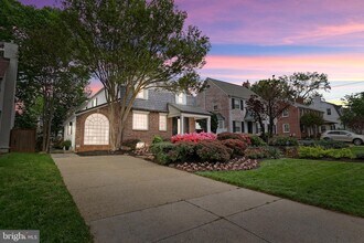 4817 Chevy Chase Blvd in Chevy Chase, MD - Foto de edificio - Building Photo