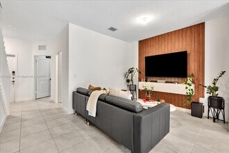 21059 NE 8th Ave in North Miami Beach, FL - Building Photo - Building Photo