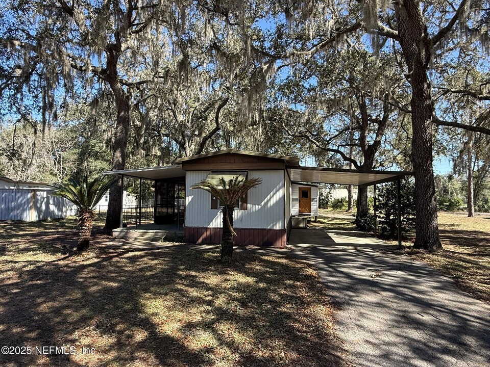 102 Baron Ave in Interlachen, FL - Building Photo