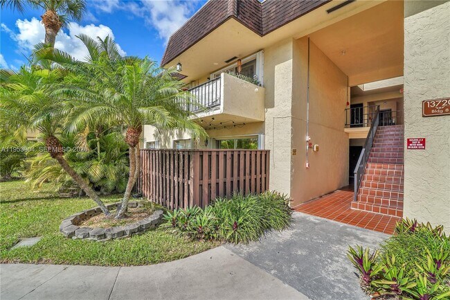 13720 SW 90th Ave in Miami, FL - Building Photo - Building Photo