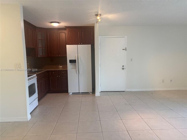 771 NE 199th St in North Miami Beach, FL - Building Photo - Building Photo