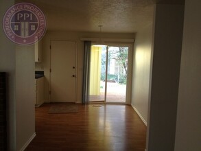 11615 NE Knott St in Portland, OR - Foto de edificio - Building Photo