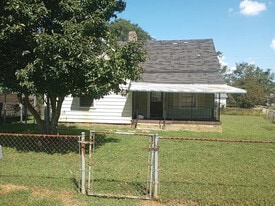 102 W 4th St in Williamston, SC - Building Photo