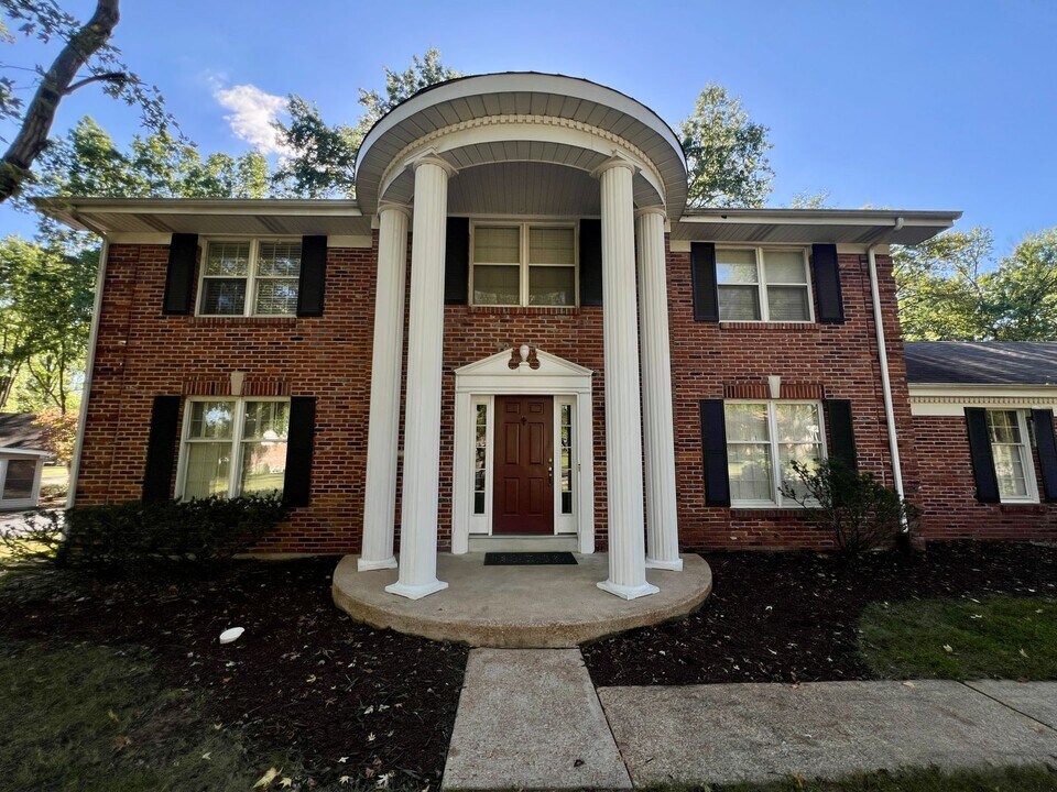 1685 Lochcrest Dr in Chesterfield, MO - Building Photo
