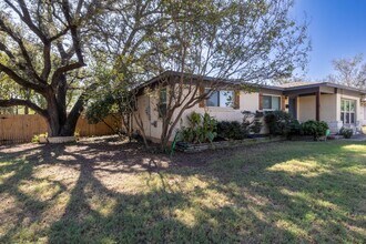 611 Crestview Dr in Granbury, TX - Foto de edificio - Building Photo