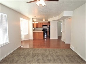 817 Country Club Dr in Stansbury Park, UT - Foto de edificio - Building Photo