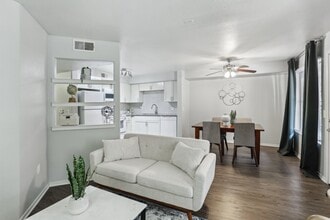 Court Senior Apartments in Las Vegas, NV - Foto de edificio - Building Photo