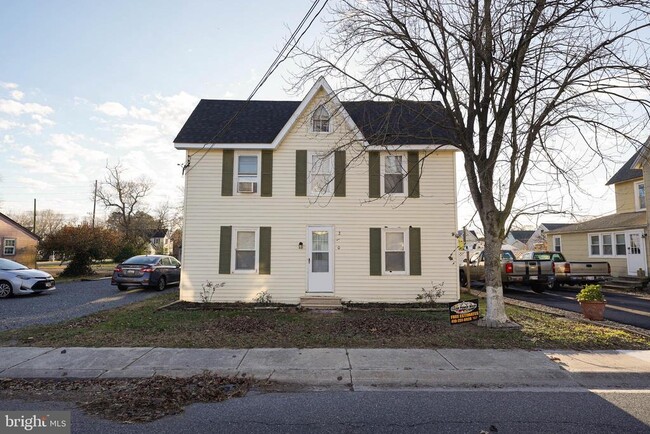 210 E Lillian St in Hebron, MD - Foto de edificio - Building Photo