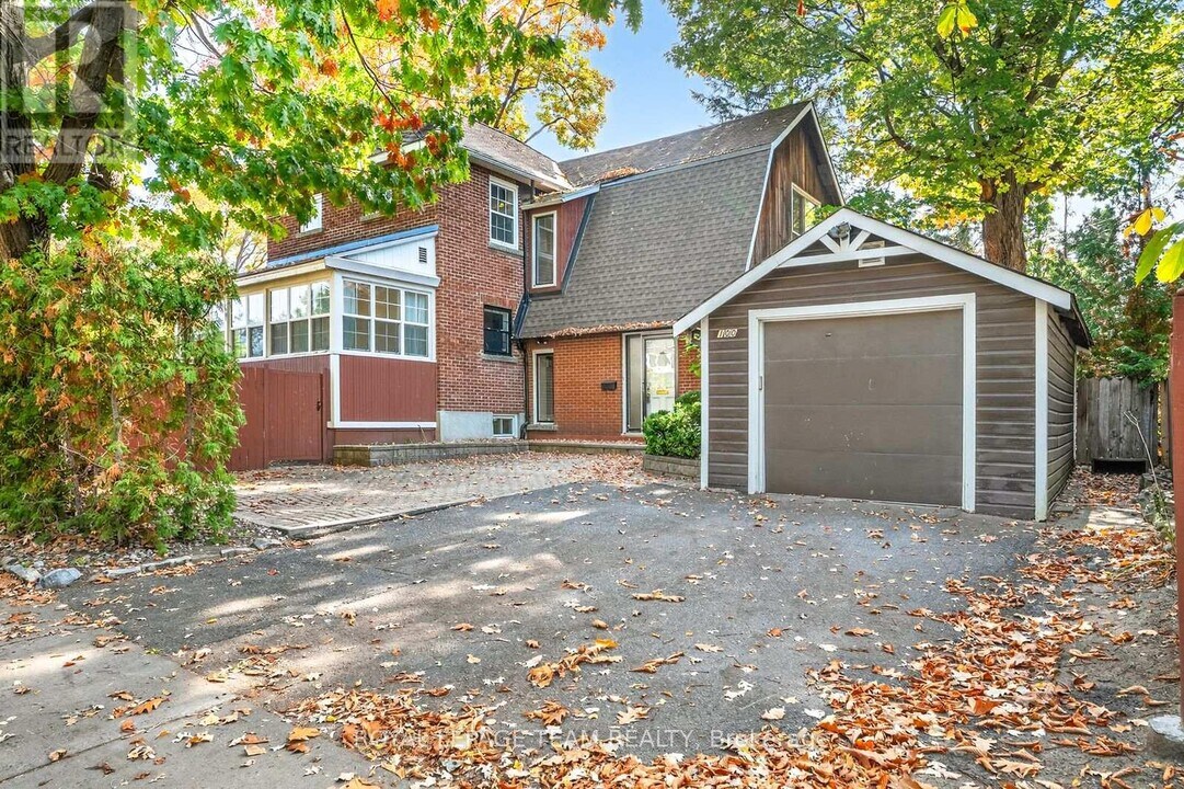 100 Maple Ln in Ottawa, ON - Building Photo