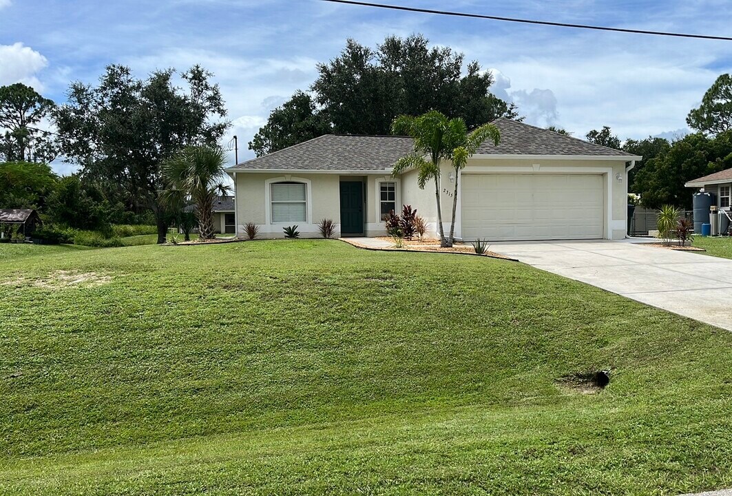 2315 Snowflake Ln in North Port, FL - Building Photo