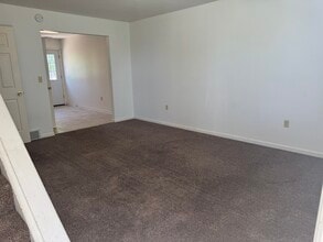 1303 1st St, Unit D in De Witt, IA - Building Photo - Building Photo