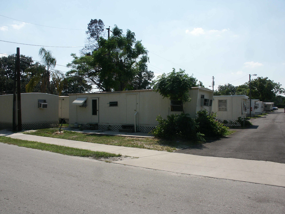 Tom's Mobile Home Park in Tampa, FL - Foto de edificio