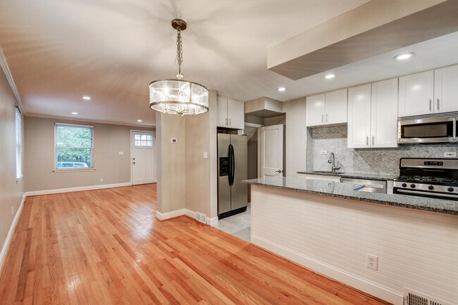 8451 Water Oak Rd in Parkville, MD - Building Photo - Building Photo