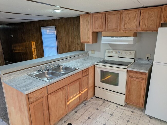 property at 2400 Oaklawn Blvd