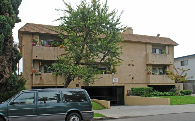Woodbine Apartments in Los Angeles, CA - Foto de edificio - Building Photo