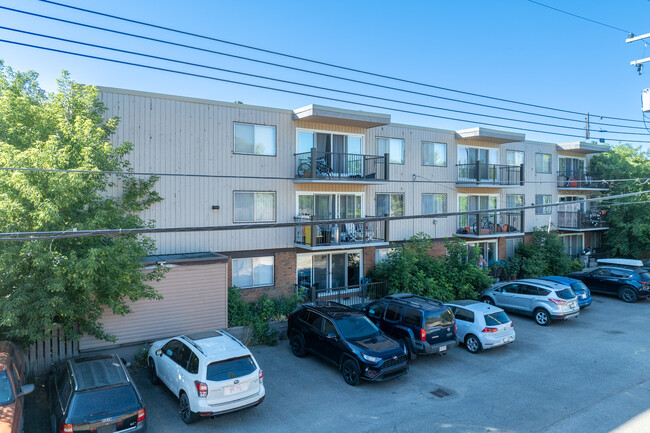 Erin Court in Calgary, AB - Building Photo - Building Photo