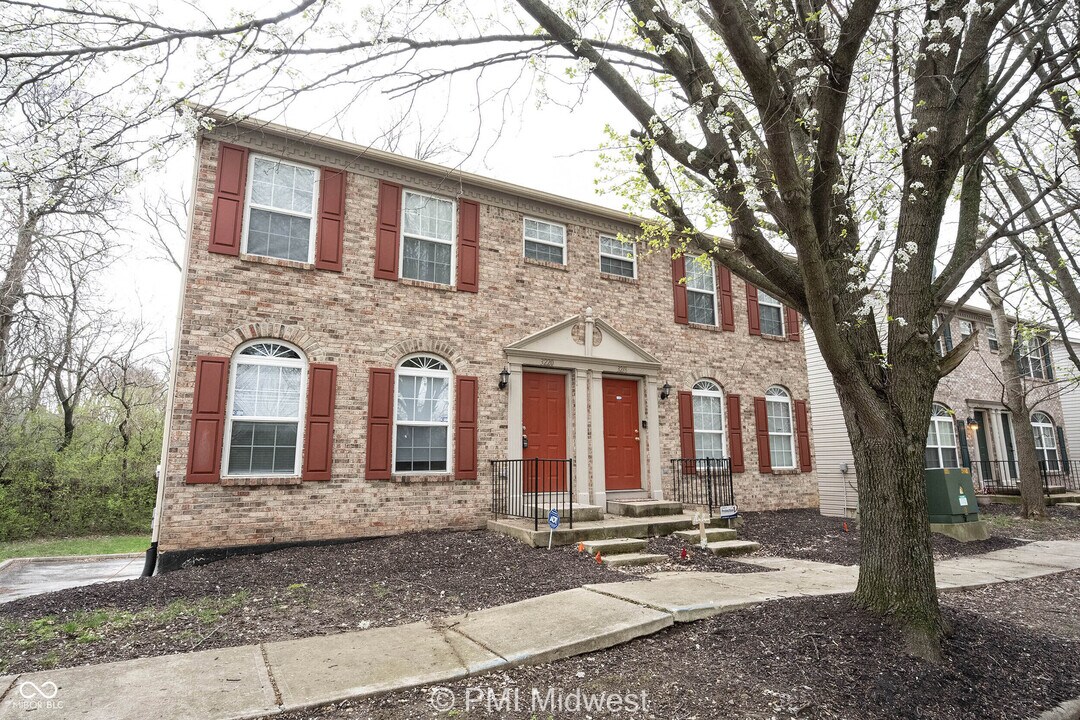 3220 River Villa Way in Indianapolis, IN - Building Photo