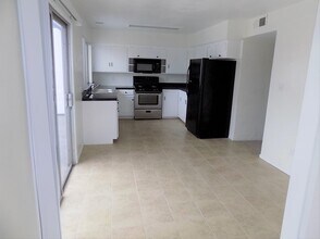 4876 Cass St in San Diego, CA - Foto de edificio - Building Photo