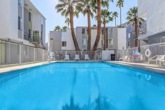 Latitude 33 in Palm Springs, CA - Foto de edificio - Building Photo