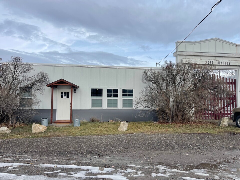 210 Tracy St in Gallatin Gateway, MT - Building Photo