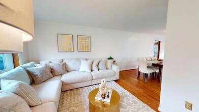 10200 McKean Ct in Great Falls, VA - Foto de edificio - Building Photo