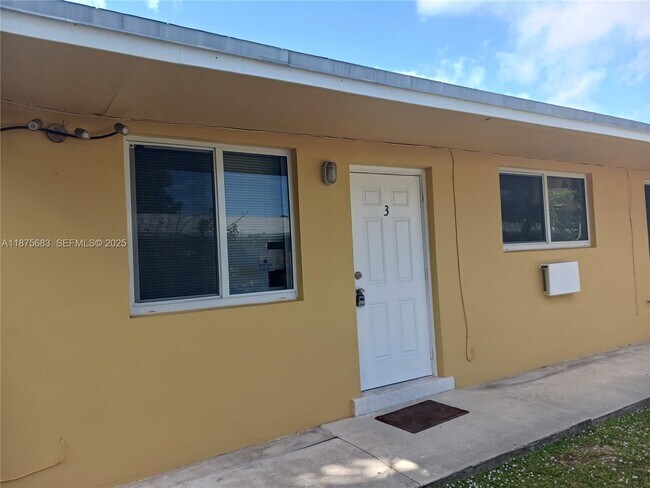 26 SE 3rd Terrace in Dania Beach, FL - Foto de edificio - Building Photo