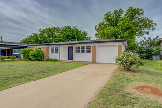 5323 33rd St in Lubbock, TX - Foto de edificio - Building Photo