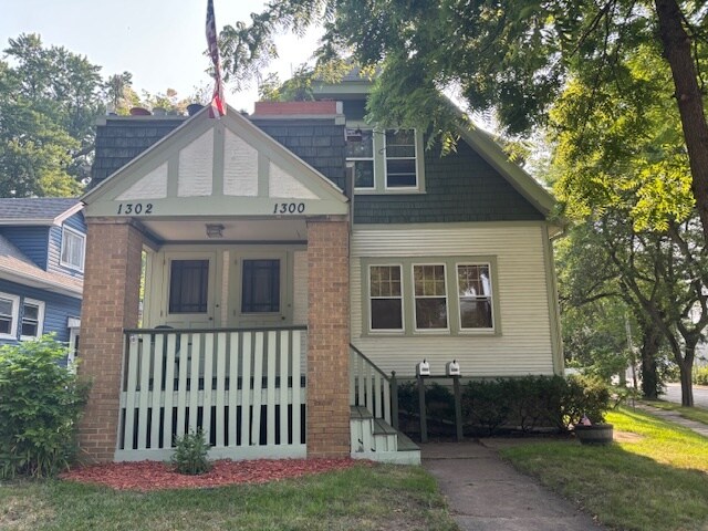 1300 N 70th St in Wauwatosa, WI - Building Photo