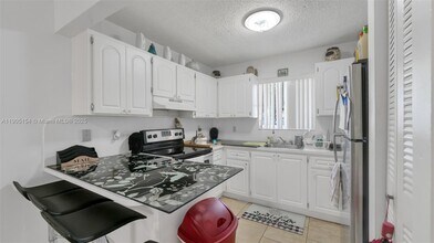 7935 W 30th Ct in Hialeah, FL - Building Photo - Building Photo